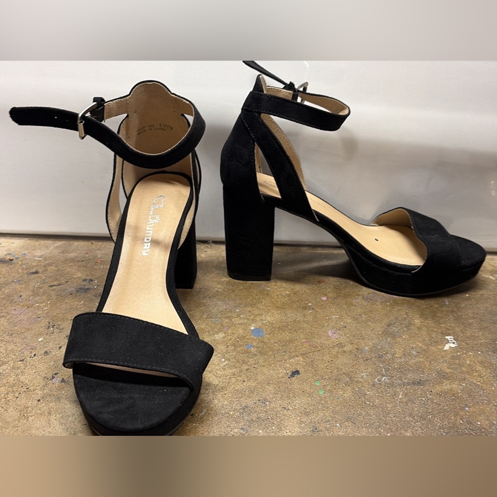 Black Ankle Strap Block Heels Size 6.5
ONLINE YARD SALE